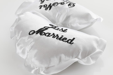 Fototapeta na wymiar Hochzeitskissen mit Text,Schrift auf weißem Hintergrund