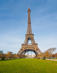 Fototapeta na wymiar View of the Eiffel tower in Paris.