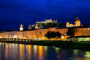 Fototapeta na wymiar Salzburg am Abend