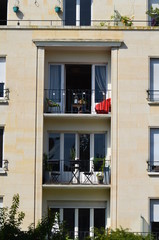 Façade d'immeuble avec balcons