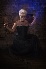 Sugar Skull Frau in in einem Kellergewölbe