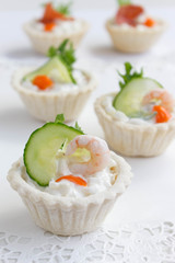 Salt tartlets with shrimps