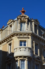 Fototapeta na wymiar Angle d'immeuble sculpté