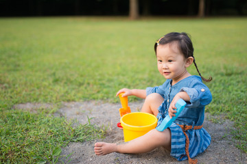 砂場で遊ぶ少女