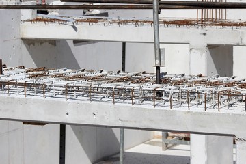 Poutres en béton armé d'un immeuble en construction