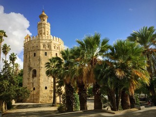 Fototapeta na wymiar Der goldene Turm in Sevilla