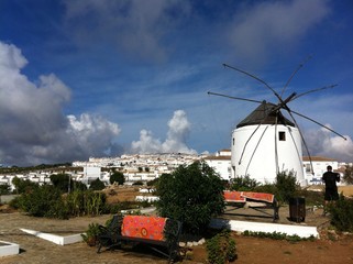 Weißes Dorf Vejer mit Windmühle