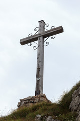 Gipfelkreuz Steinkarspitze in den Wolken