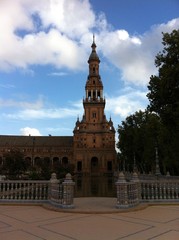 Fototapeta na wymiar Südturm des Palasts am Plaza de España in Sevilla