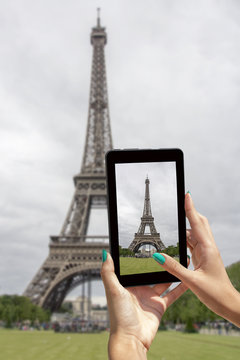 Taken pictures Eiffel Tower with tablet