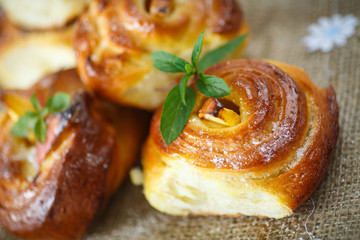 twisted sweet buns with apple