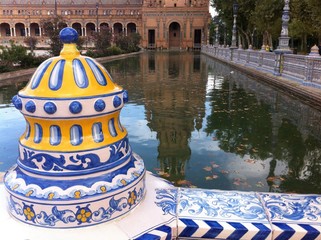 Säule mit Wasserspiegelung am Plaza de España in Sevilla