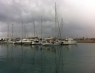 Fototapeta na wymiar Segelboote in Hafen vor Gibraltar