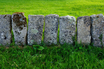 Alter Zaun aus Granitblöcken