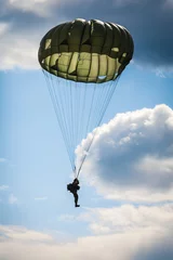 Rolgordijnen Parachutist in the war © Tuomas Kujansuu