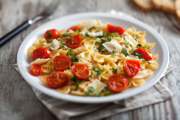 Pasta with fresh tomatoes and basil