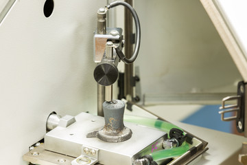 operator check chemical composition of cast iron