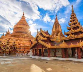 Fototapeta na wymiar Shwe Zi Gon pagoda in Nyaung-U Bagan of Myanmar