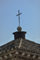 Croix sur le to&icirc;t d'une &eacute;glise