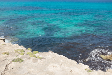 Eau bleu et rochers blancs