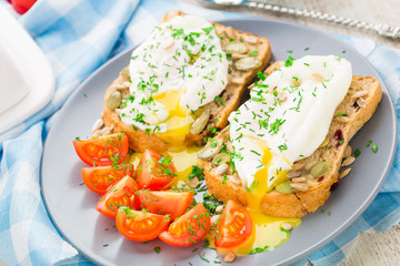 Sandwich with poached egg and cherry tomatoes