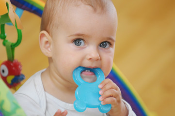 Baby mit Beißring