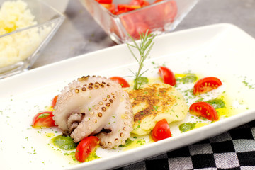 ocotpus with mashed potatoes inside a plate with delicious compo