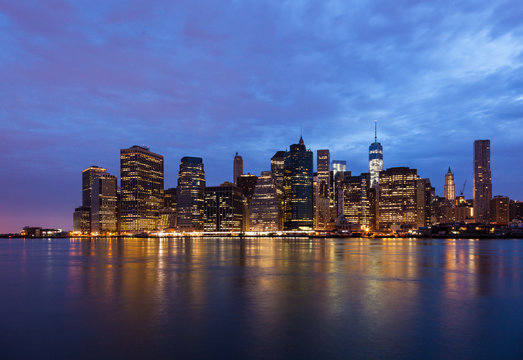 Fototapeta New York - Panoramic view  of Manhattan Skyline by night