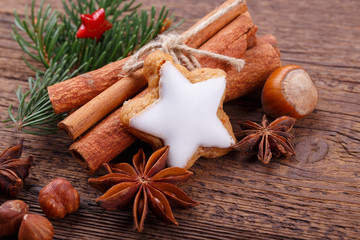 Dekoration zu Weihnachten - Zimtstern und Gewürze