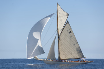 Naklejka premium Ancient sailing boat during a regatta at the Panerai Classic Yac