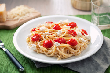 Spaghetti with cherry tomatoes and ricotta