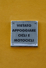 Obraz premium Cartello, Vietato appoggiare cicli e motocili al muro
