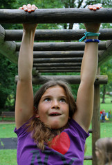 Obraz premium BAMBINA FACENDO ESERCIZI ALL'APERTO