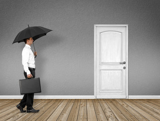 Mann mit Regenschirm / Schutz / Konzept
