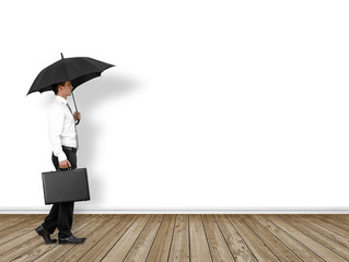 Mann mit Regenschirm / Schutz / Konzept