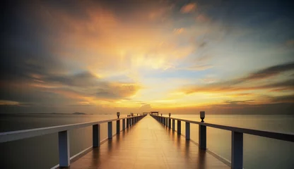  Beboste brug in de haven tussen zonsopgang. © anekoho