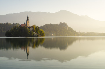Kościół na wyspie.W tle widoczny zamekJezioro Bled,Słowenia © Mike Mareen