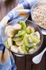 Fresh fruit salad and oatflakes