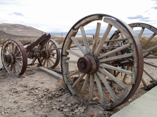Fototapeta premium Abandoned trolley in Rhyolite Ghosttown (リオライトゴーストタウン)