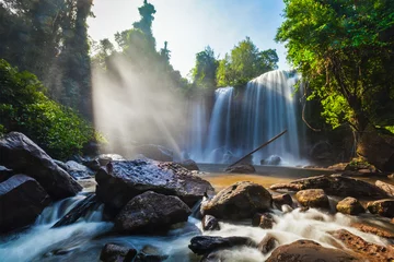 Fototapeten Tropischer Wasserfall © Dmitry Rukhlenko