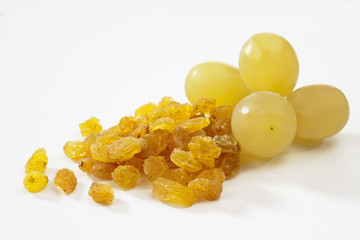 Sultaninen, Rosinen, Weintrauben auf weissem Hintergrund