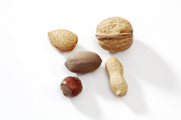 Obraz premium Gemischte Nüsse auf weißem Untergrund