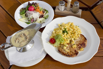 Schweineschnitzel mit Spätzle, Rohkostsalat, Champignons