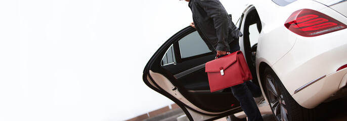 Mann Limousine rote,edle Tasche