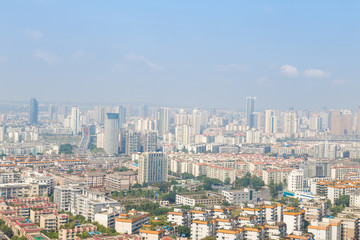 Naklejka premium mianyang, chiny, panorama miasta z błękitnym niebem