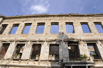 Fototapeta premium Fragments of partly destroyed building