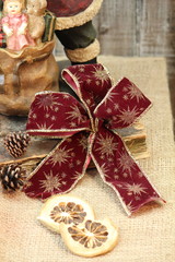 Weihnachtsdekoration mit Samtschleifen