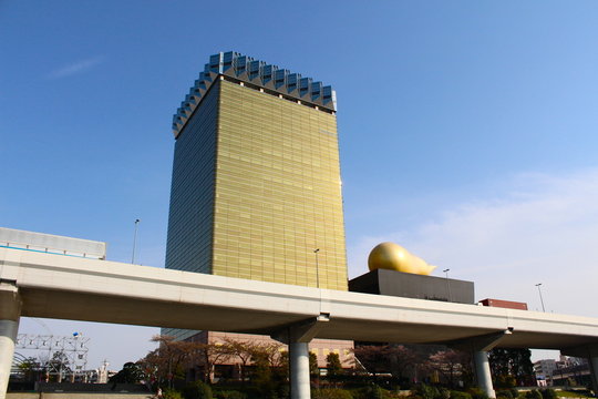 隅田川から眺めるアサヒビール本社ビル