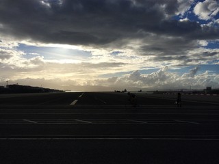 Abendrot über Start- und Landebahn Gibraltar