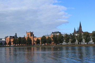 Blick über den Pfaffenteich zu Arsenal und Paulskirche